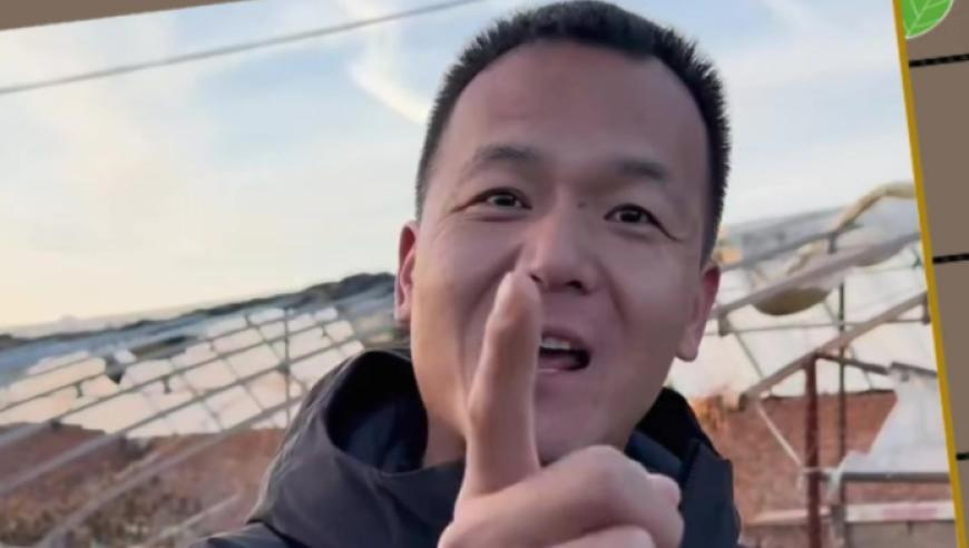 女子在其父亲墓前割腕轻生 民警救人,澳门4949图库资料更新提醒,社会责任方案执行_投资版V15.87