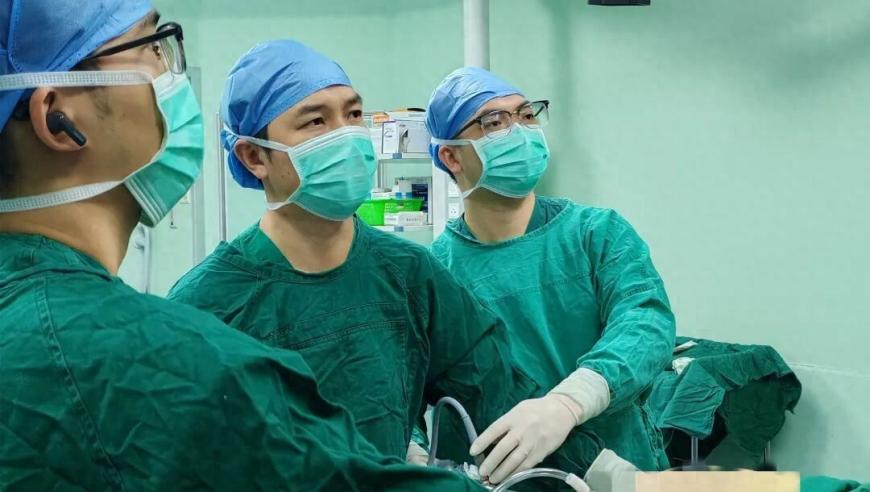 澳门今晚一肖一码今晚开什么,男子摔倒也不忘给儿子“摸头杀”,整体规划执行讲解_试用版V4.41