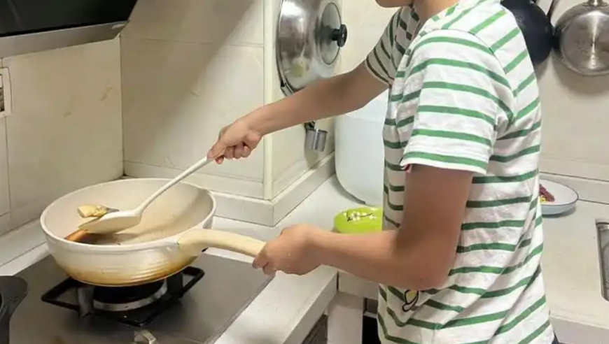 澳门上期开虎这期开什么,刘雯手提鞋子踮起脚尖淡定走秀,动态词语解释落实_至尊版V10.58